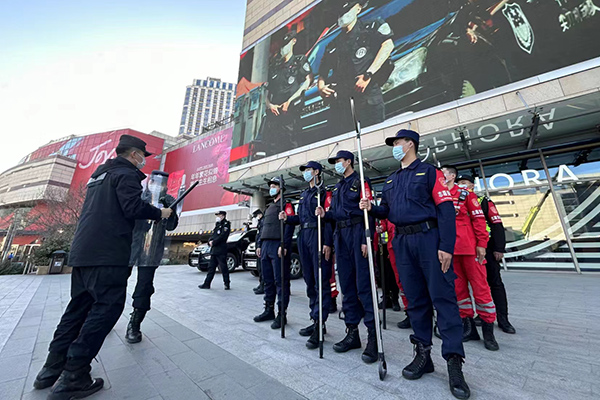 天津市公安特警总队三支队开展模拟演练。孙毅雄摄