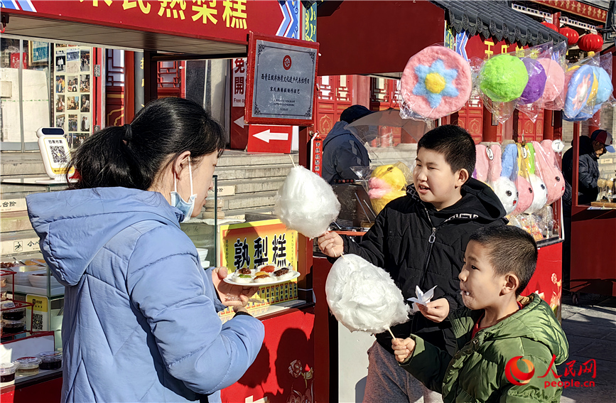 游客品尝特色小吃。人民网记者 李丹摄