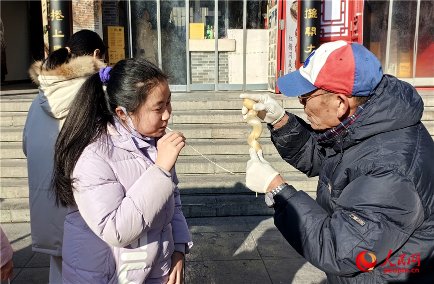 游客体验吹糖人。人民网记者 李丹摄