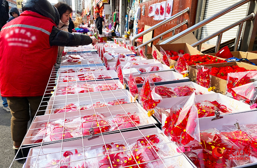 天津市大胡同年货市场商品琳琅满目。人民网记者 唐心怡摄