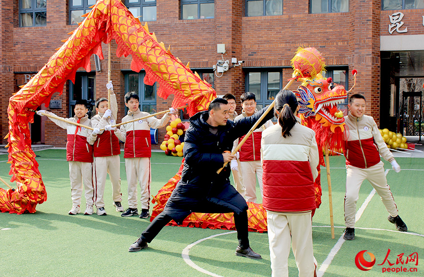 在天津市和平区昆明路小学，老师教学生舞龙。人民网记者 张静淇摄