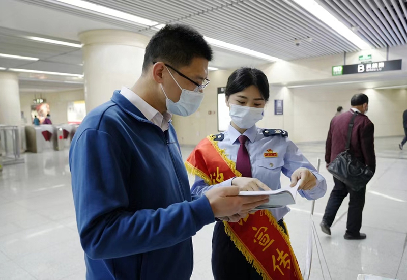 近日，国家税务总局天津市河北区税务局“北税志愿服务队”队员开展个人所得税app专项附加扣除、大学生创业税收优惠等专题宣传活动。图为税务干部深入地铁站、商圈发放税收知识宣传资料。天津市税务局供图