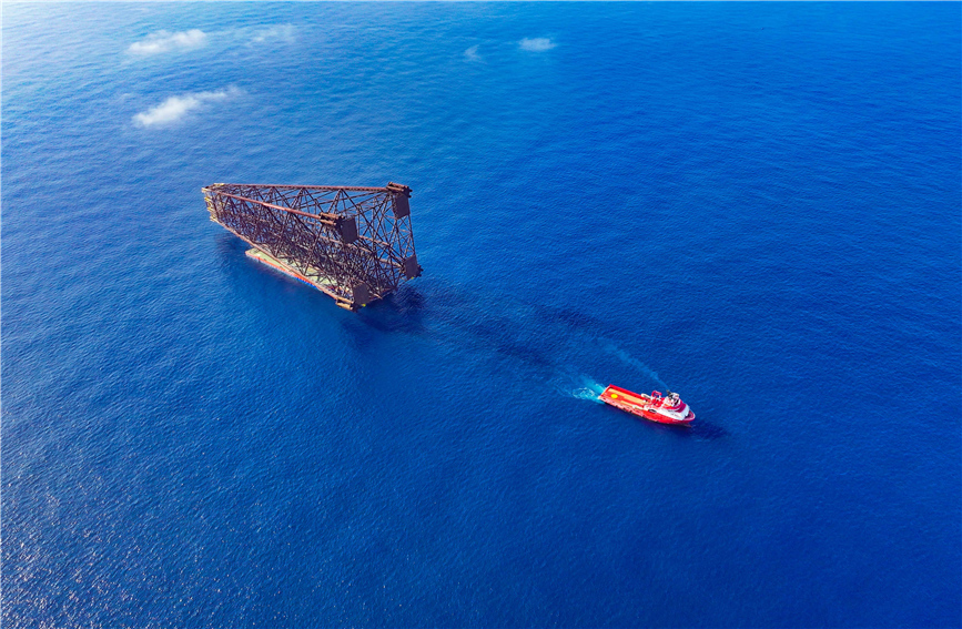 亚洲第一深水导管架“海基二号”海上安装就位。海油工程供图