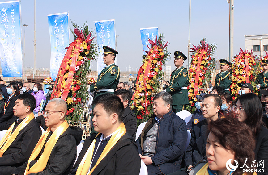 在天津国际邮轮母港码头，礼兵神情肃穆，队列整齐，向安眠于大海的逝者敬献花篮。人民网记者 张静淇摄