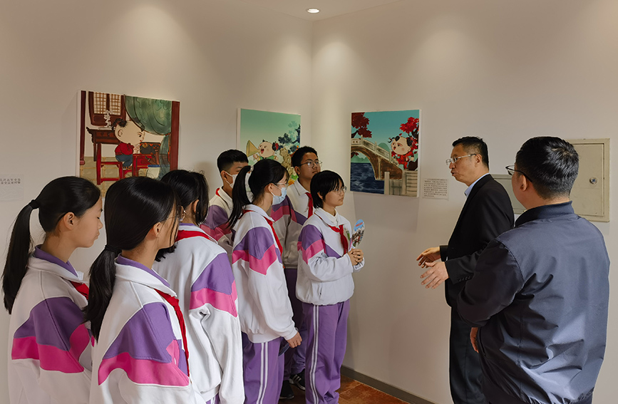 学生代表跟随讲解人员参观艺术展。西青区委宣传部供图