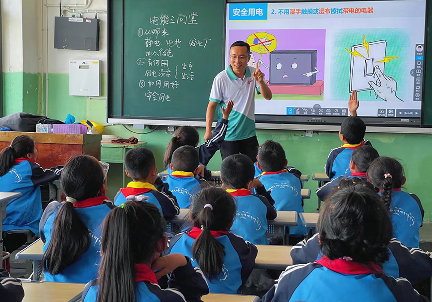 天津大学暑期社会实践队师生在西藏日喀则送课进校园。