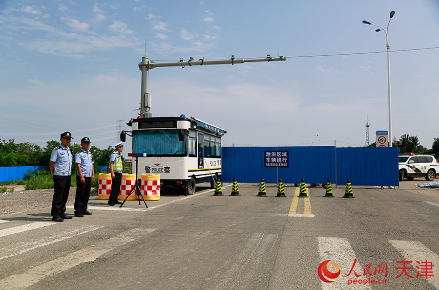 自8月7日12时起，当地交管部门对子牙新河滩地行洪风险区域内津歧公路实施断交。人民网记者 陶建摄