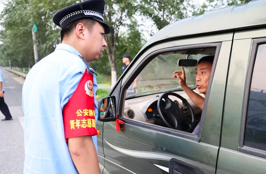 在静海区台头镇的防汛一线，公安静海分局90后、95后青年民警占一多半，还有许多像刘华新一样刚刚入职的00后新警，在转移群众、巡查河堤、卡口检查等工作中，他们冲在最前沿、战在最难处，团的旗帜始终飘扬在一线，青年突击队员们以一抹青春藏蓝守护着蓄滞洪区的平安稳定。