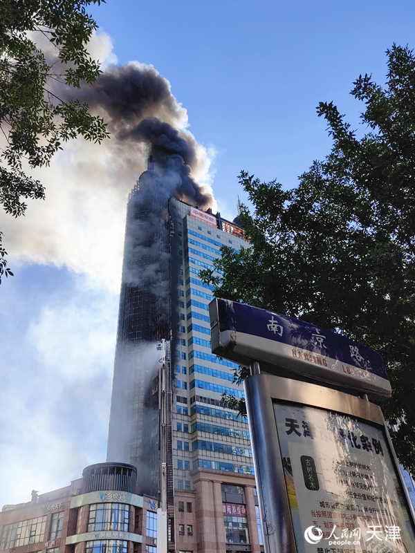 天津市南开区万德庄新天地大厦外墙起火。人民网记者 崔新耀摄